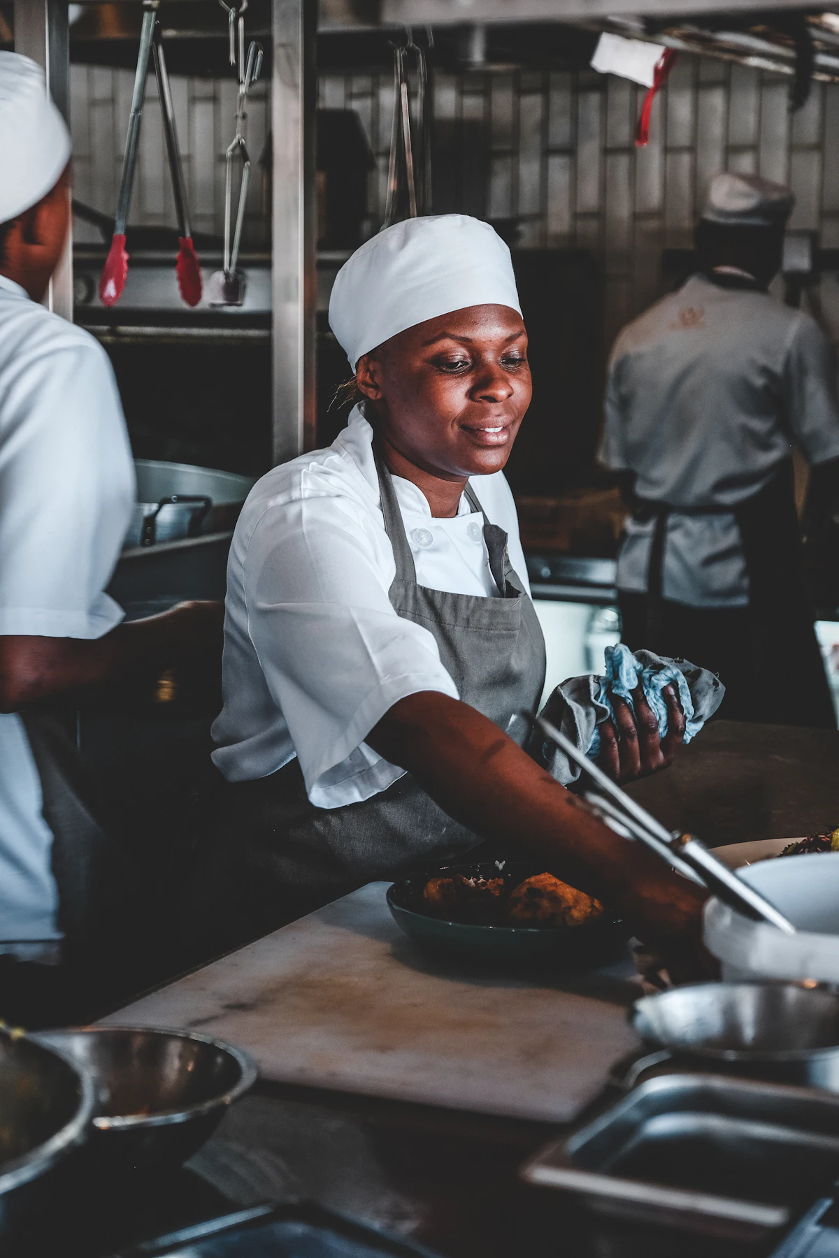 Une cuisinière au travail