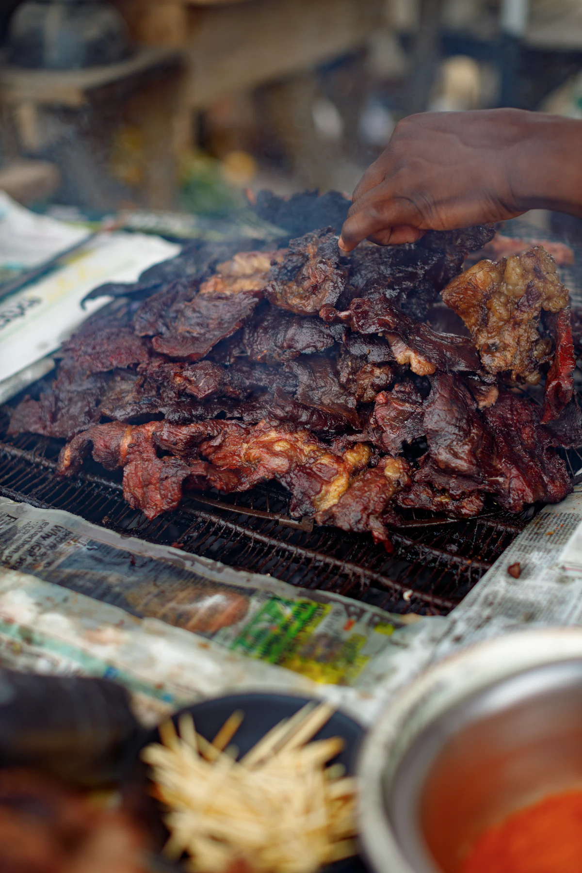 Viande grillée sur le feu