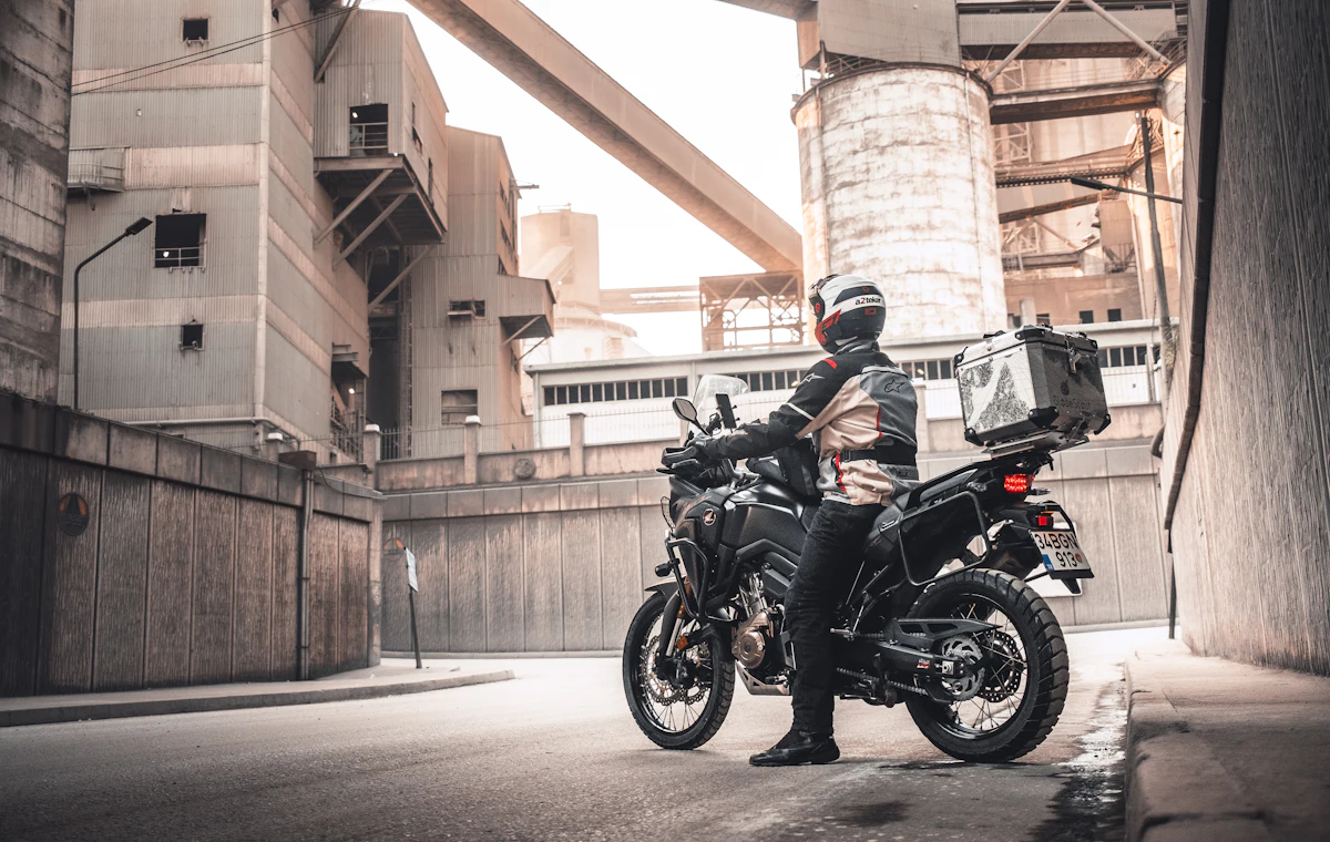 Un livreur à moto